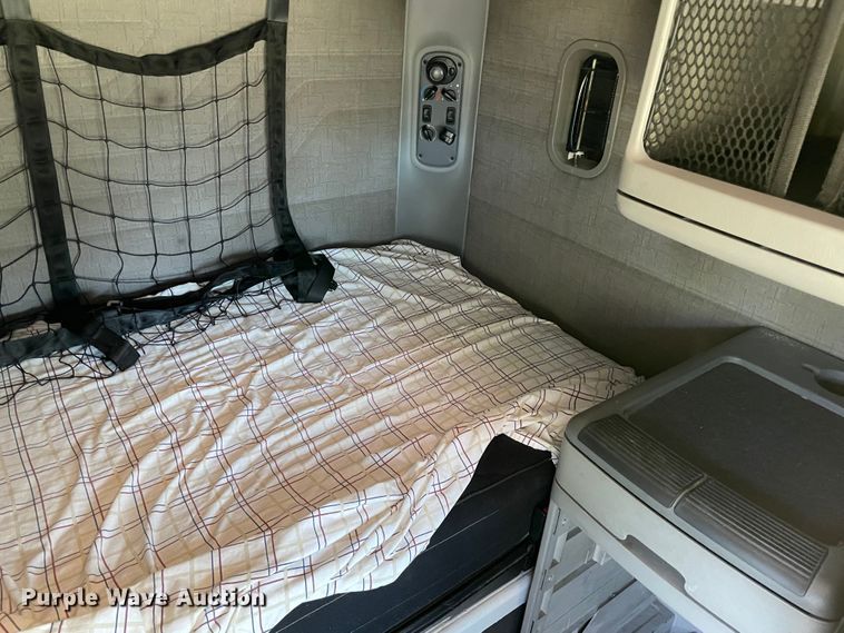 image for item KJ9906 2006 Freightliner Century Class ST120  semi truck