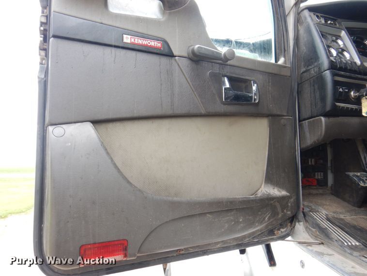 image for item KR9288 2006 Kenworth T600  semi truck