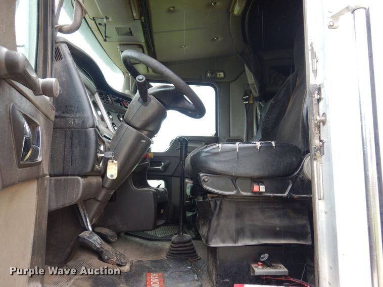 image for item KR9288 2006 Kenworth T600  semi truck