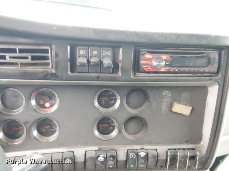 image for item KR9288 2006 Kenworth T600  semi truck