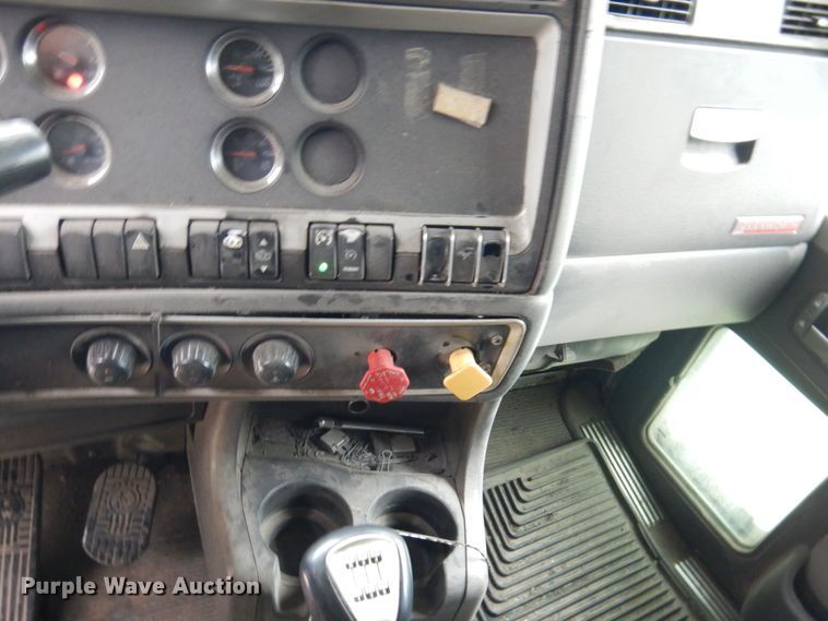 image for item KR9288 2006 Kenworth T600  semi truck