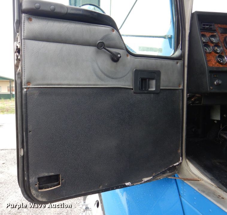 image for item KR9293 2000 Kenworth T300  dump flatbed truck