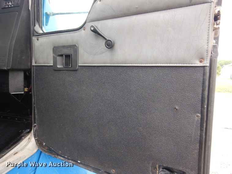 image for item KR9293 2000 Kenworth T300  dump flatbed truck