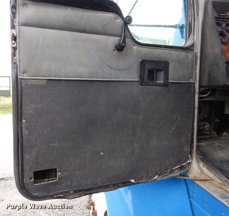 image for item KR9294 2000 Kenworth T300  dump flatbed truck