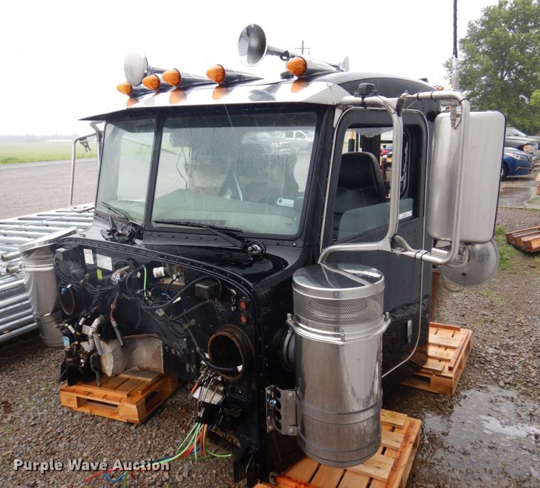 image for item KR9296 2015 Peterbilt 389  truck cab