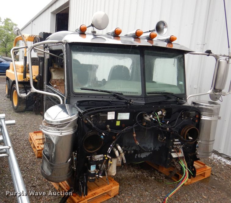 image for item KR9296 2015 Peterbilt 389  truck cab