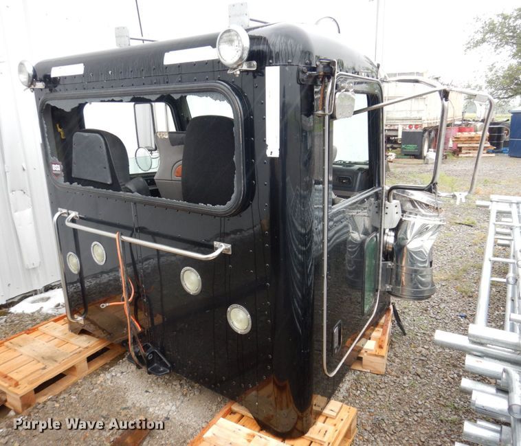 image for item KR9296 2015 Peterbilt 389  truck cab