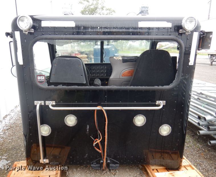 image for item KR9296 2015 Peterbilt 389  truck cab