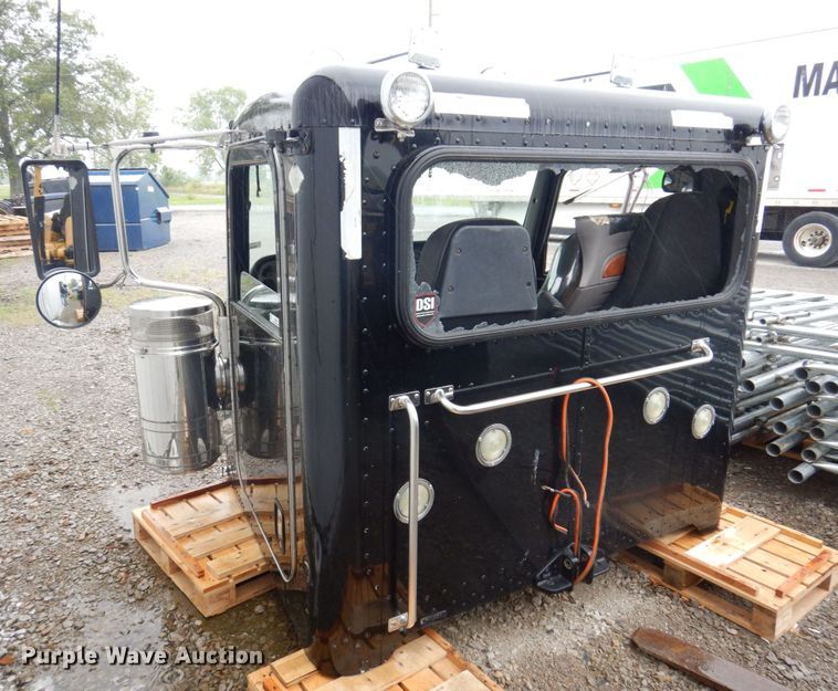 image for item KR9296 2015 Peterbilt 389  truck cab