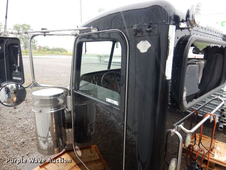 image for item KR9296 2015 Peterbilt 389  truck cab