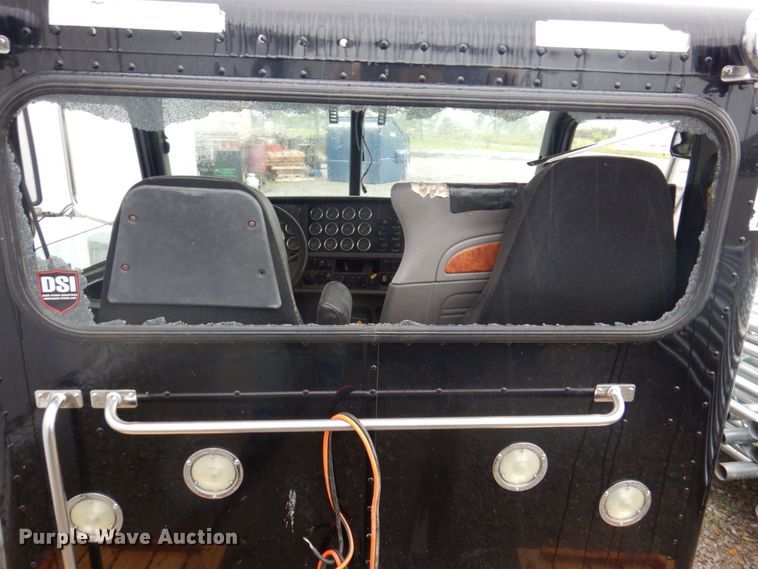 image for item KR9296 2015 Peterbilt 389  truck cab