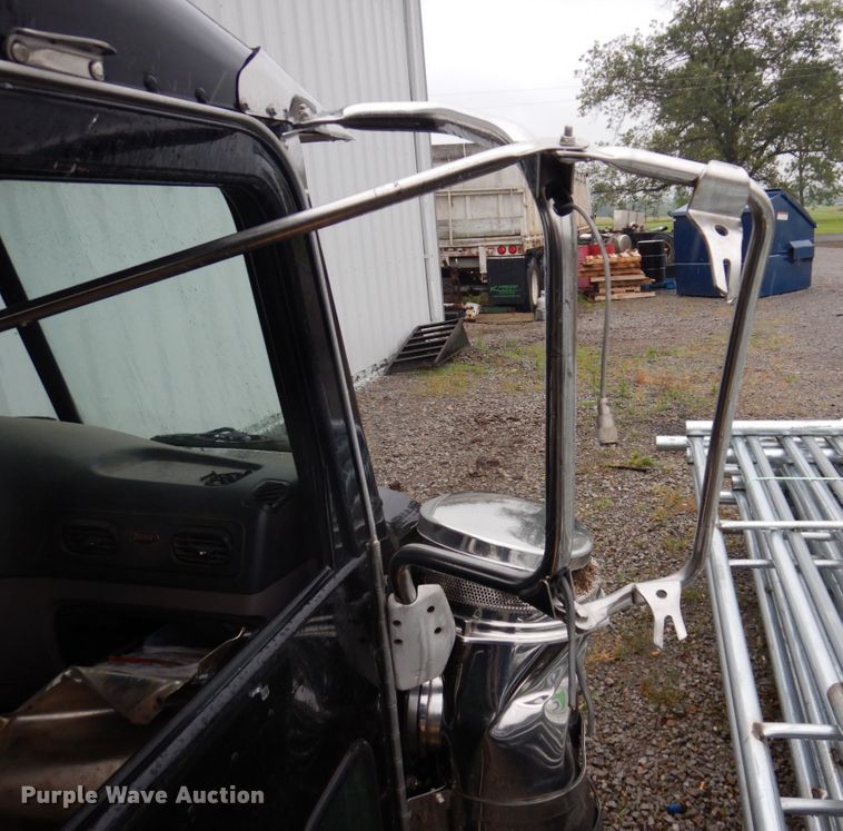 image for item KR9296 2015 Peterbilt 389  truck cab