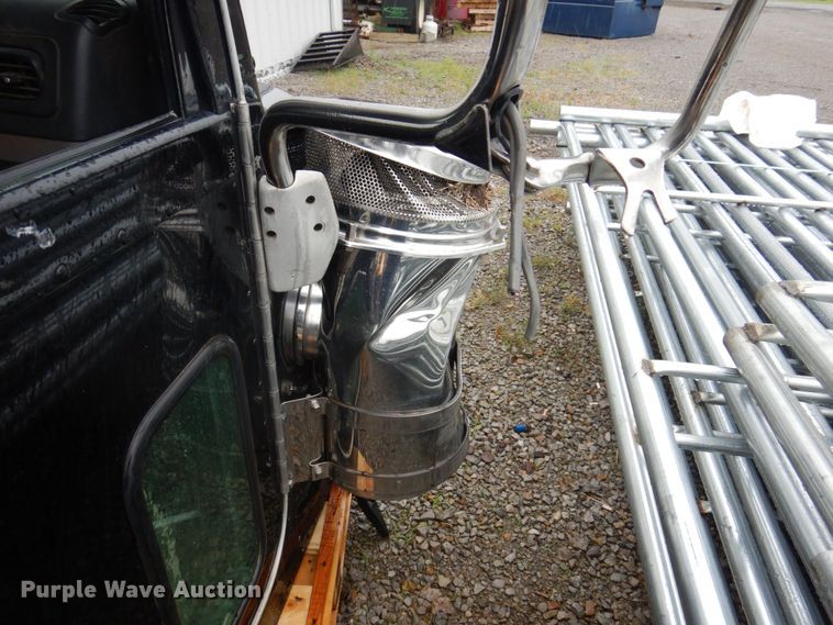 image for item KR9296 2015 Peterbilt 389  truck cab