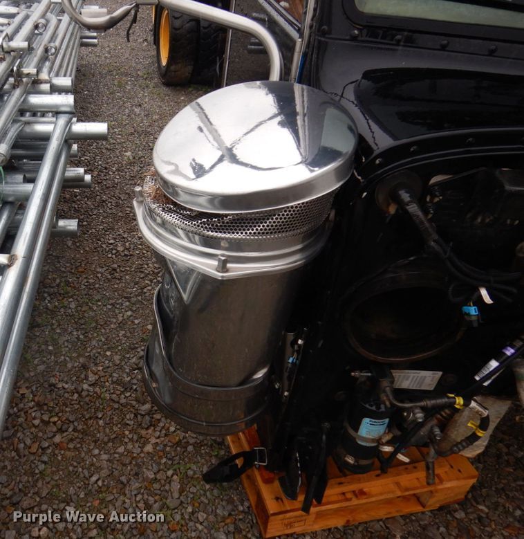 image for item KR9296 2015 Peterbilt 389  truck cab