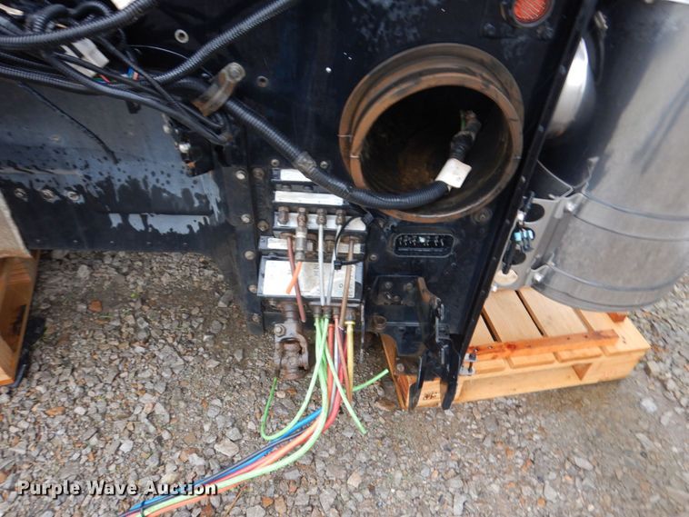 image for item KR9296 2015 Peterbilt 389  truck cab