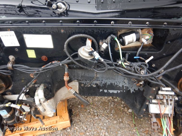 image for item KR9296 2015 Peterbilt 389  truck cab