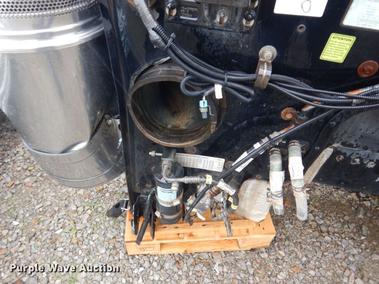 image for item KR9296 2015 Peterbilt 389  truck cab