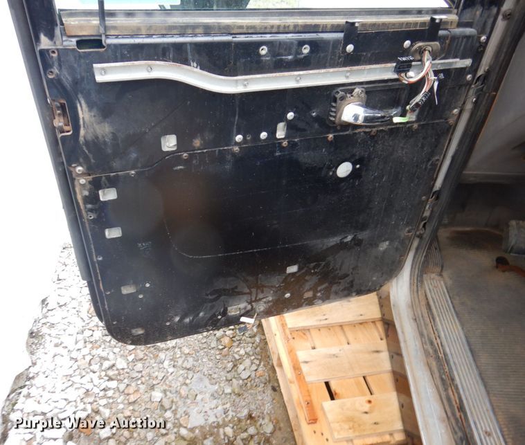 image for item KR9296 2015 Peterbilt 389  truck cab