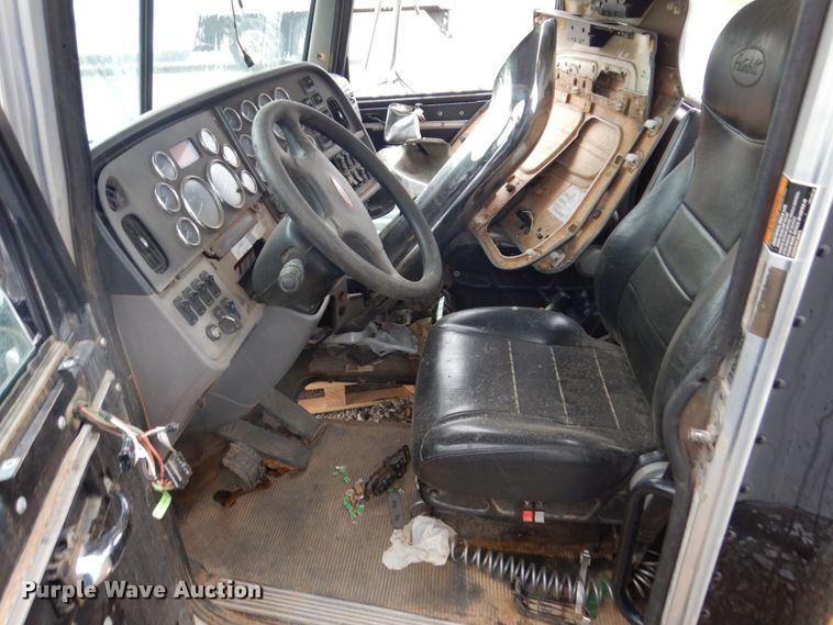 image for item KR9296 2015 Peterbilt 389  truck cab