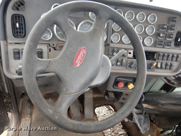 image for item KR9296 2015 Peterbilt 389  truck cab