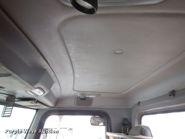 image for item KR9296 2015 Peterbilt 389  truck cab