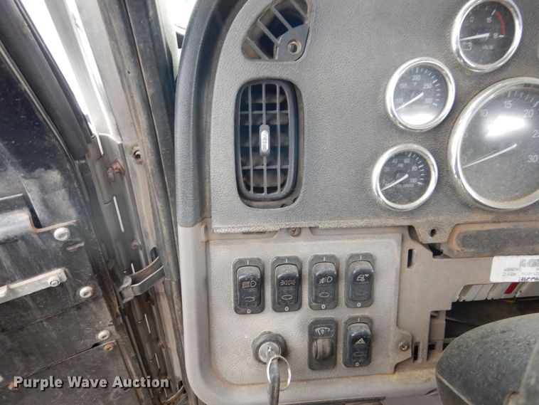 image for item KR9296 2015 Peterbilt 389  truck cab