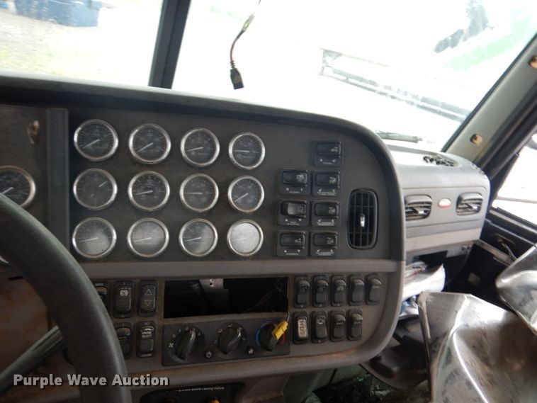 image for item KR9296 2015 Peterbilt 389  truck cab