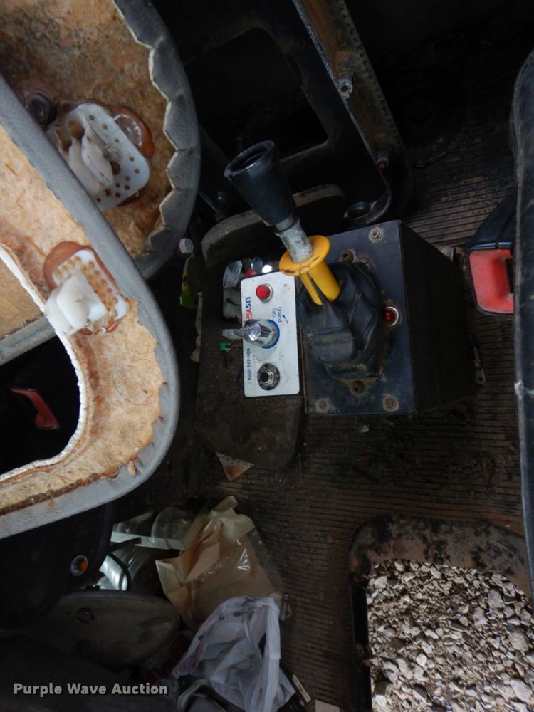 image for item KR9296 2015 Peterbilt 389  truck cab