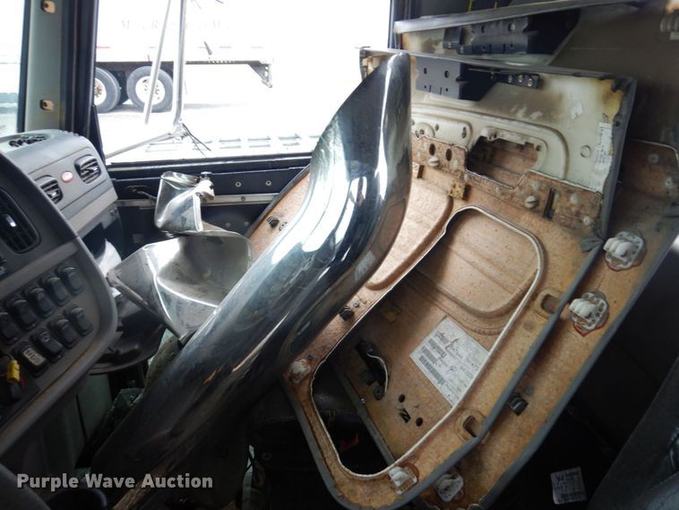 image for item KR9296 2015 Peterbilt 389  truck cab