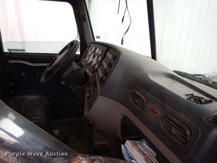 image for item KR9296 2015 Peterbilt 389  truck cab