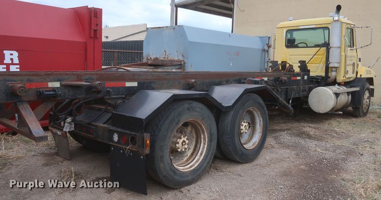 image for item KR9798 1993 Mack CH613  roll-off container truck