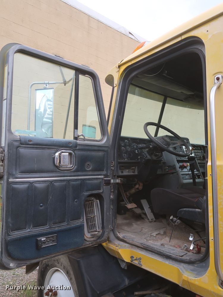 image for item KR9798 1993 Mack CH613  roll-off container truck