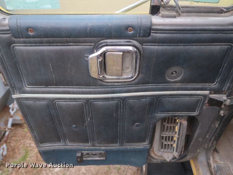 image for item KR9798 1993 Mack CH613  roll-off container truck