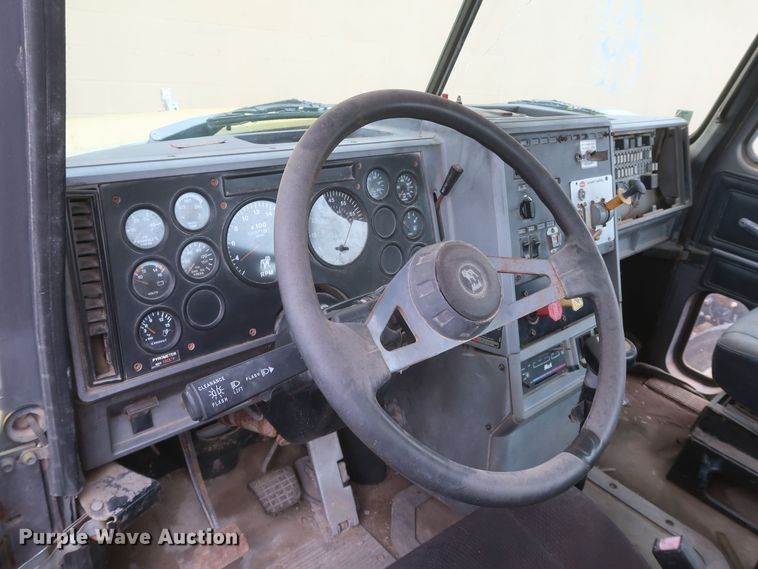 image for item KR9798 1993 Mack CH613  roll-off container truck