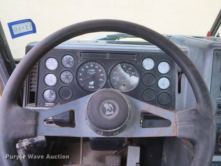 image for item KR9798 1993 Mack CH613  roll-off container truck