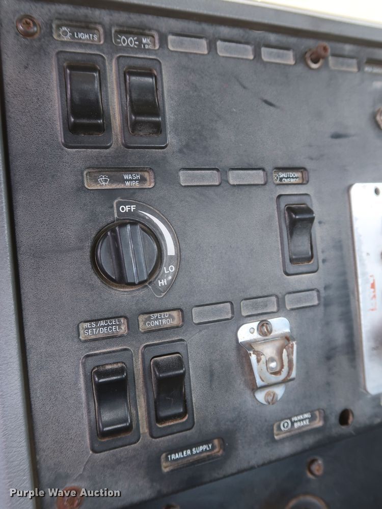 image for item KR9798 1993 Mack CH613  roll-off container truck