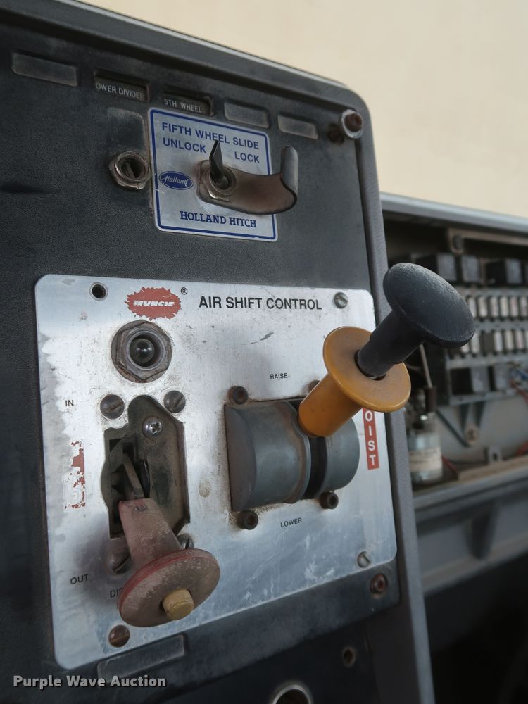 image for item KR9798 1993 Mack CH613  roll-off container truck