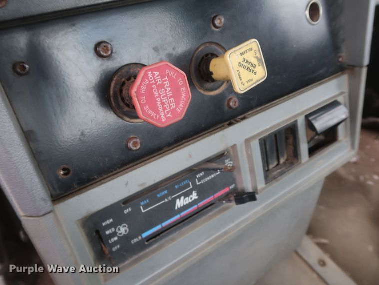 image for item KR9798 1993 Mack CH613  roll-off container truck