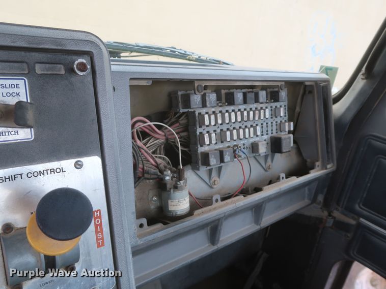 image for item KR9798 1993 Mack CH613  roll-off container truck