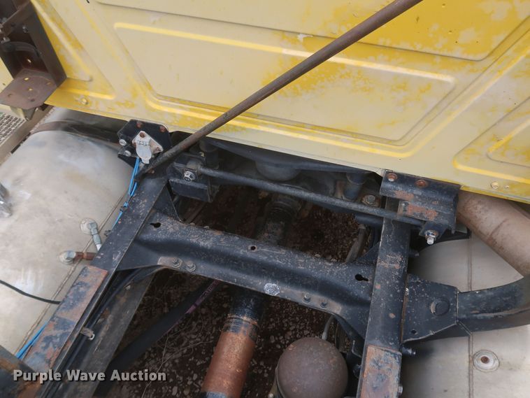 image for item KR9798 1993 Mack CH613  roll-off container truck