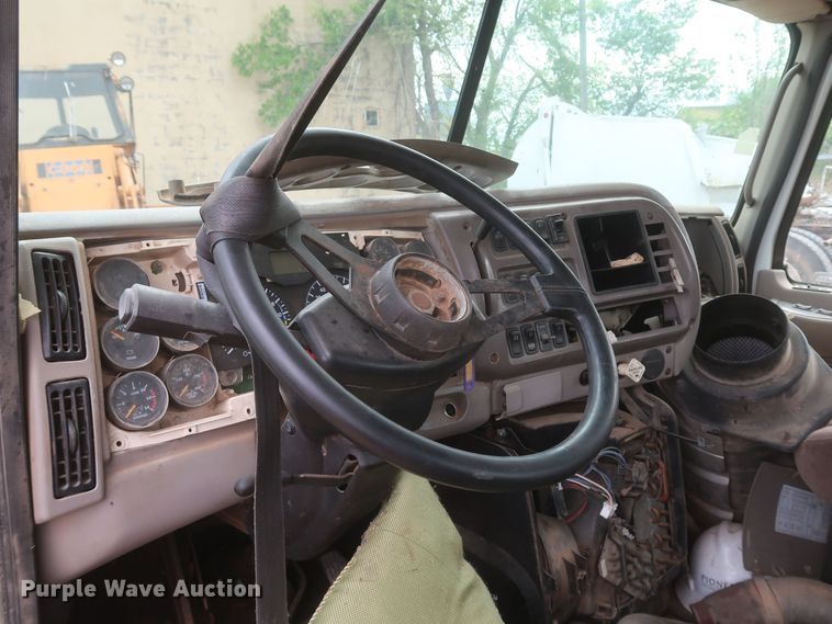 image for item KR9802 2003 Mack CX612 Vision semi truck cab