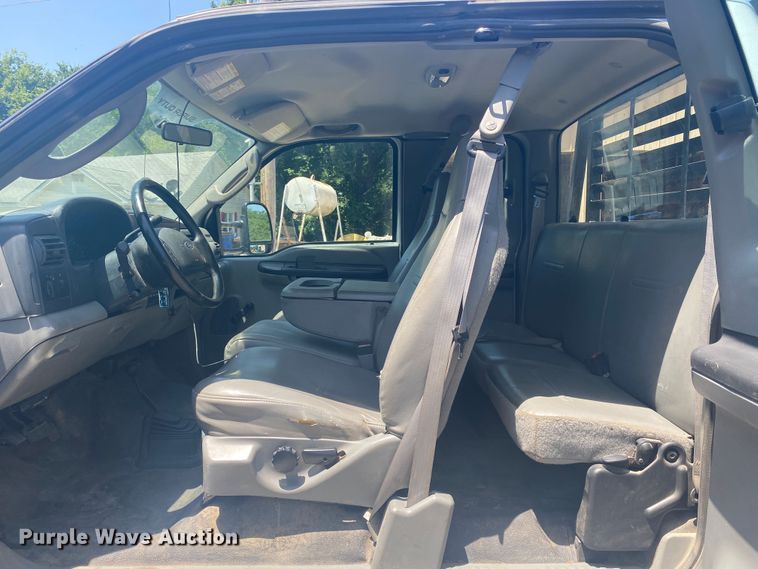 image for item DM4168 2005 Ford F350 Super Duty  SuperCab flatbed pickup truck