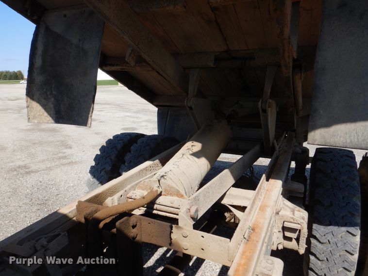 image for item DS8007 1976 Ford F600  dump flatbed truck