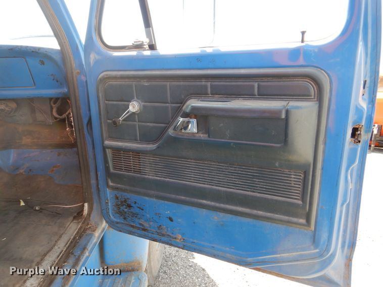 image for item DS8007 1976 Ford F600  dump flatbed truck