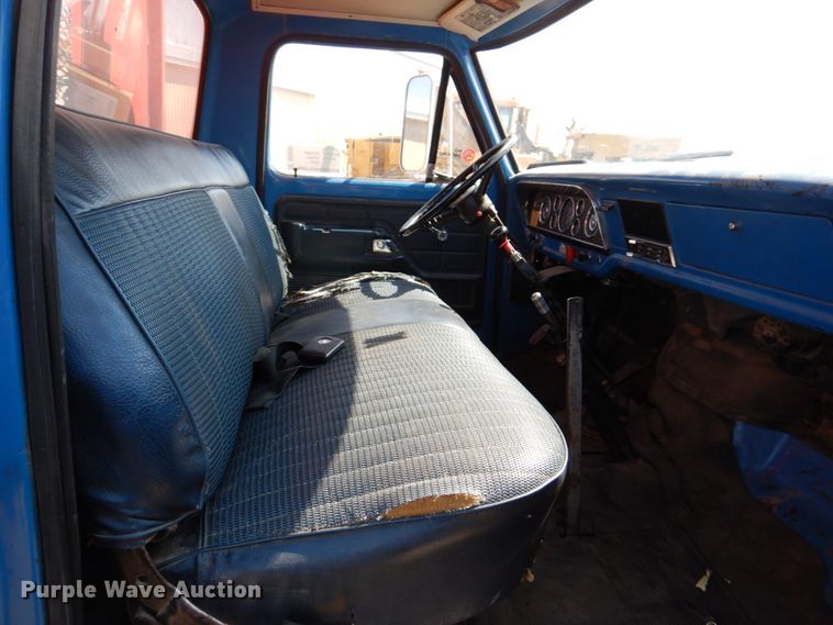 image for item DS8007 1976 Ford F600  dump flatbed truck