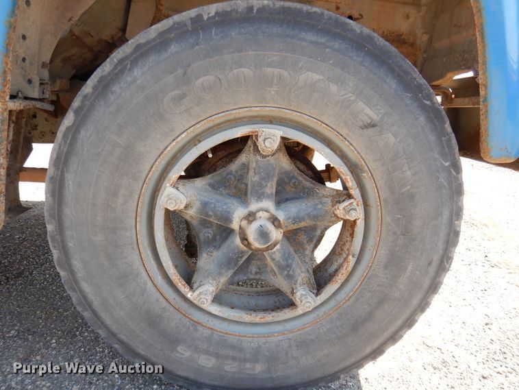 image for item DS8007 1976 Ford F600  dump flatbed truck