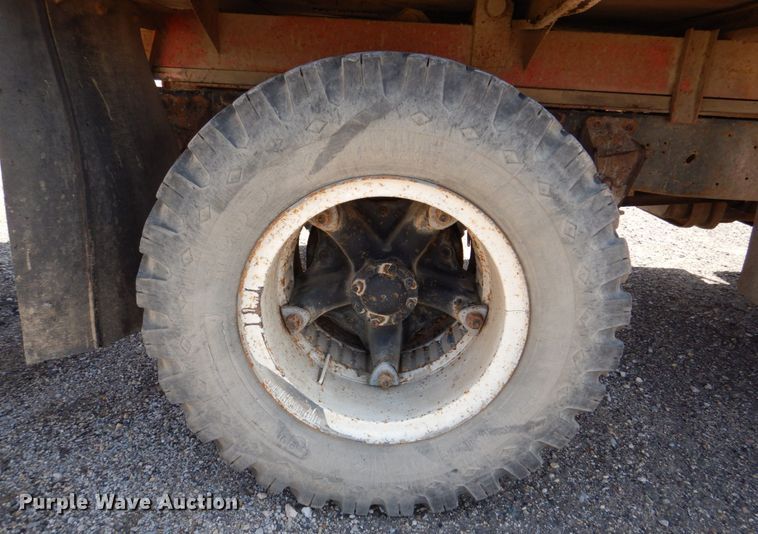 image for item DS8007 1976 Ford F600  dump flatbed truck