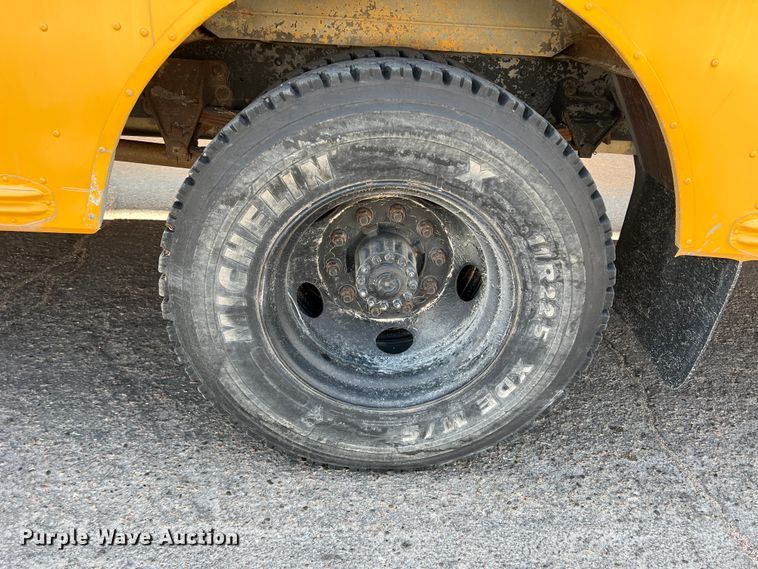 image for item IG9434 1998 Ford B800  school bus