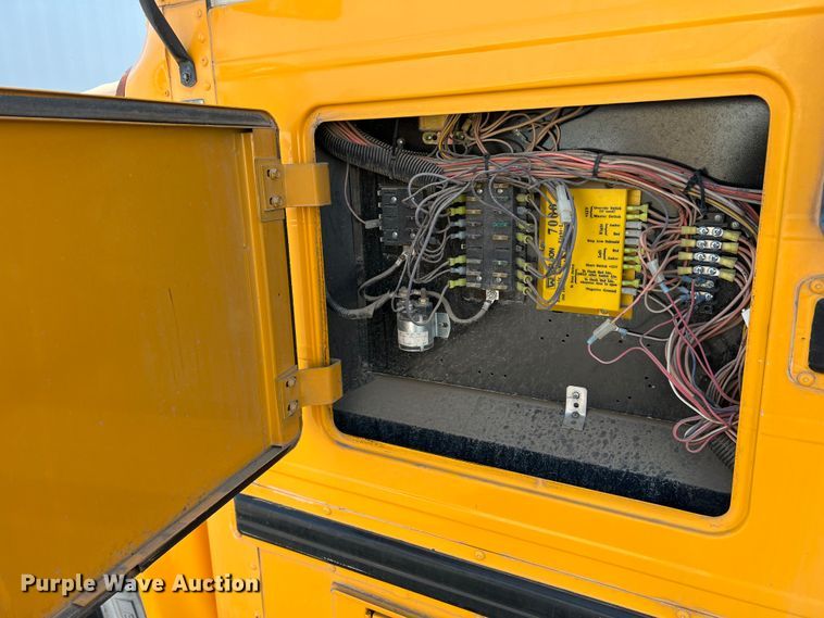 image for item IG9435 1999 International 3800  school bus