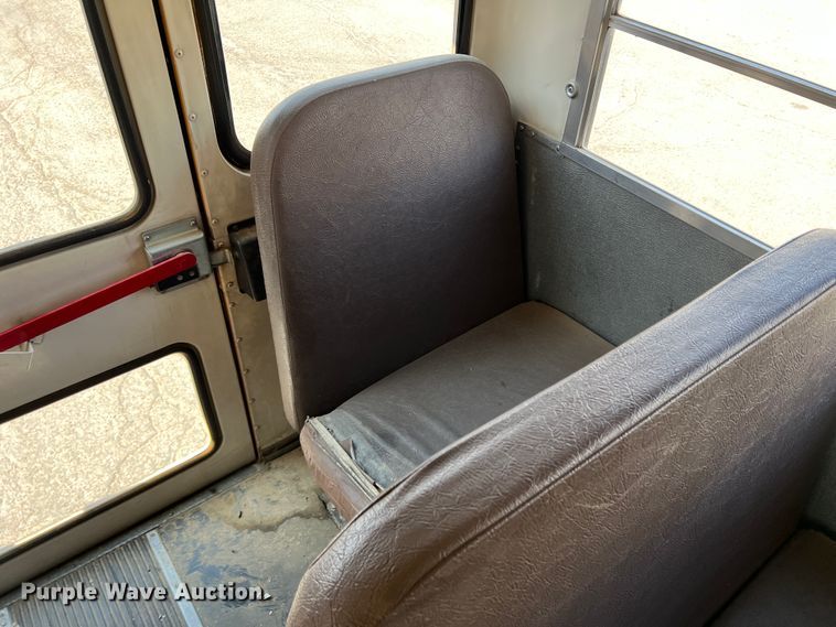image for item IG9435 1999 International 3800  school bus